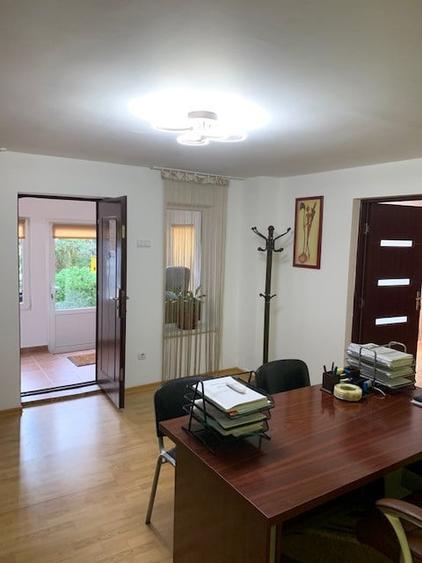 Casă individuală cu 11 camere cu Canalizare în Central