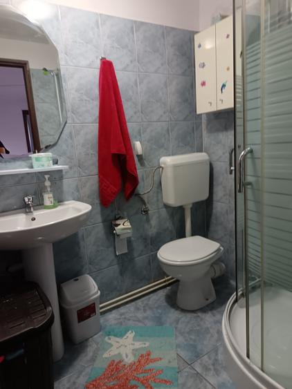 Apartament cu 3 camere decomandat, mobilat în Berceni
