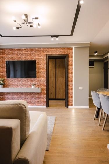 Apartament cu 3 camere semidecomandat în P-ța Victoriei