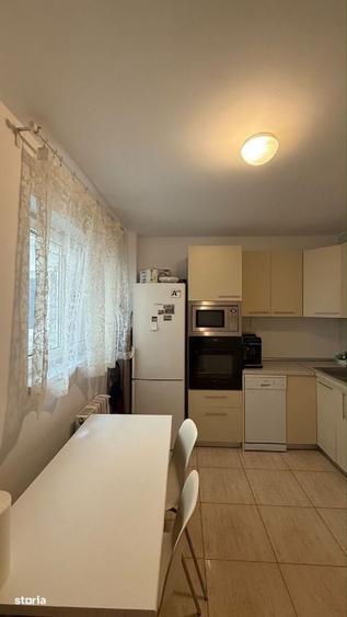 Apartament cu 3 camere decomandat în Costin Georgian