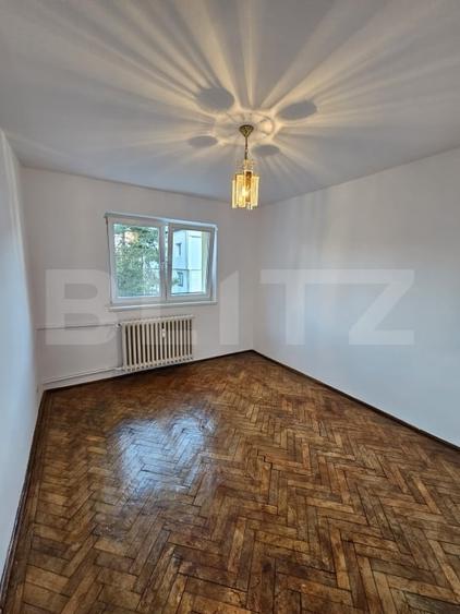 Apartament cu 4 camere decomandat în Central