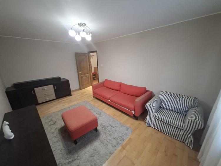 Apartament cu 3 camere decomandat, mobilat în Nicolina
