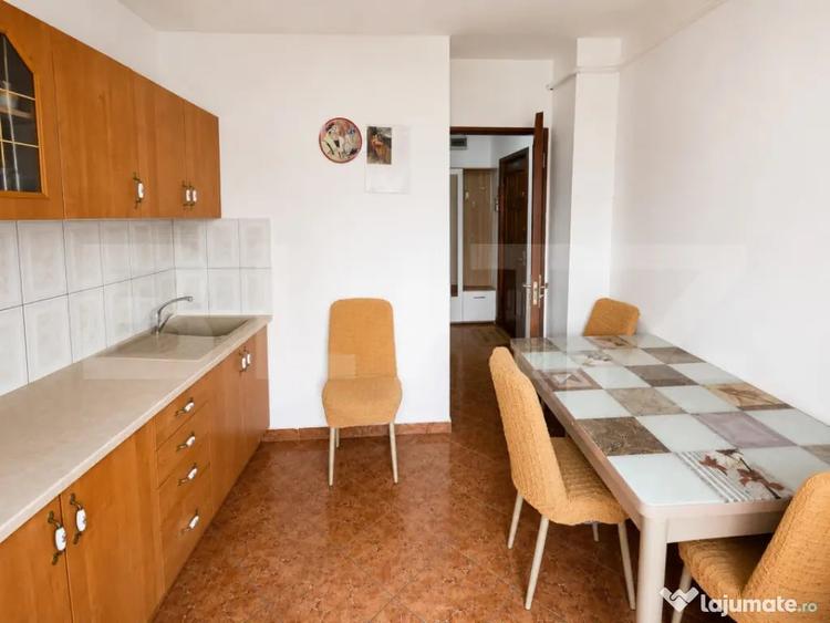 Apartament cu 3 camere decomandat în Micro 12