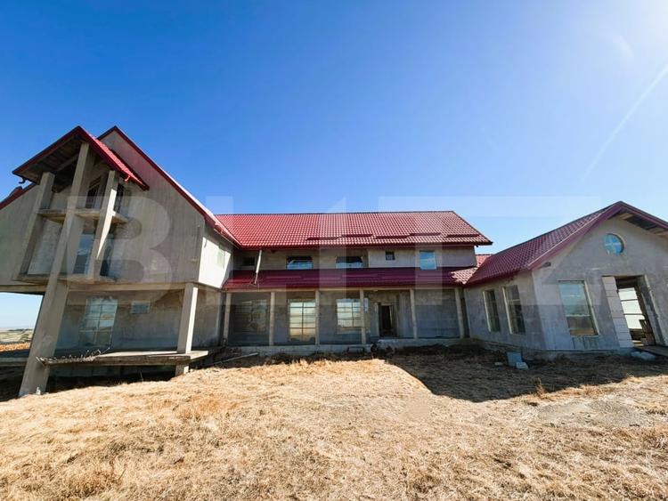 Casă individuală cu 20 camere cu Teren 2000 Mp în Periferie