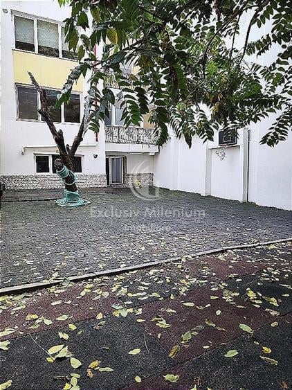 Casă individuală cu 10 camere cu Canalizare în Moșilor