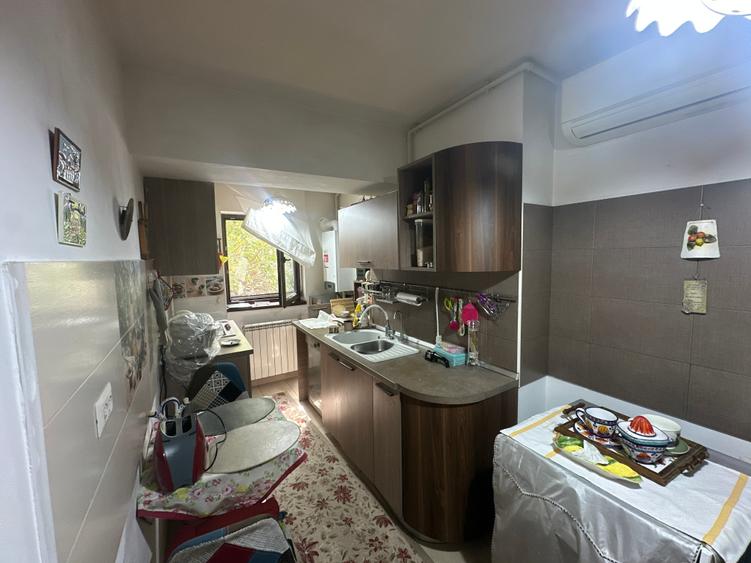 Apartament cu 4 camere decomandat în Cotroceni