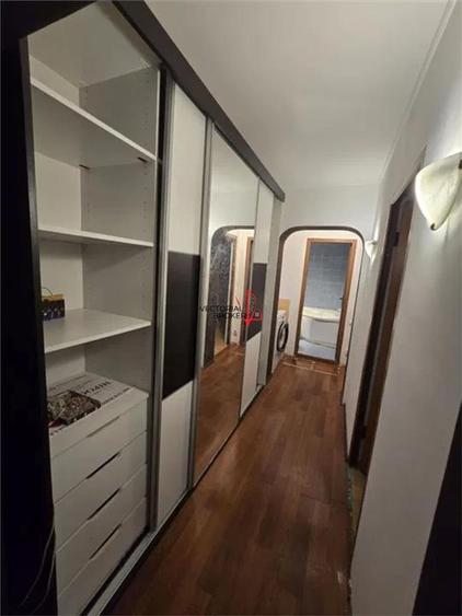Apartament cu 3 camere semidecomandat, mobilat în Titan