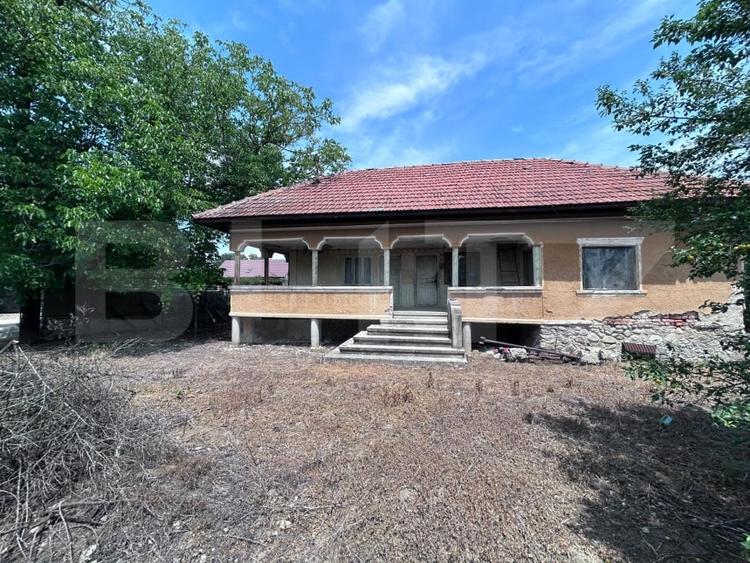 Casă individuală cu 3 camere cu Teren 6869 Mp în Exterior Est