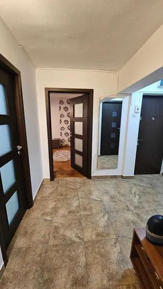 Apartament cu 3 camere decomandat în Hala Centrală
