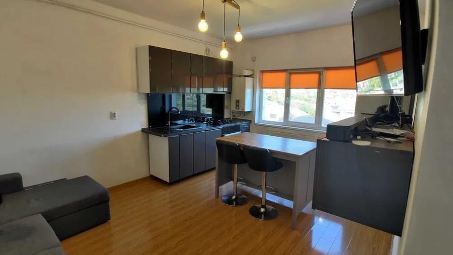 Apartament cu 3 camere decomandat, mobilat în Vișani