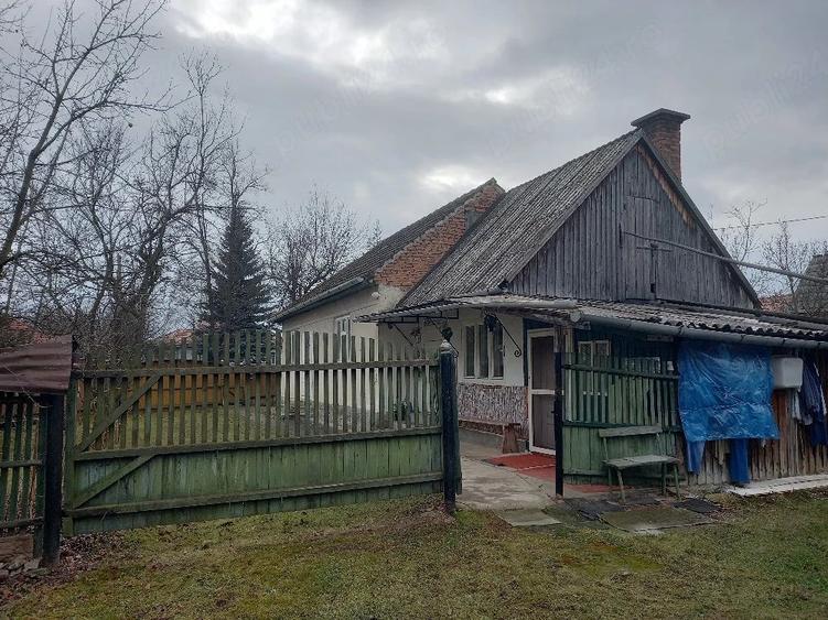 Casă cu 2 camere cu Teren 3549 Mp în Central