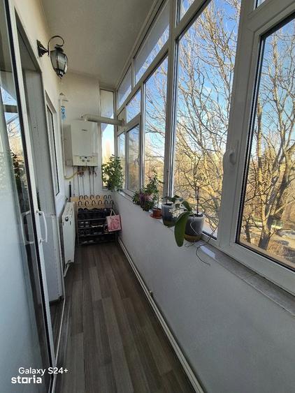 Apartament cu 4 camere semidecomandat în Tătărași