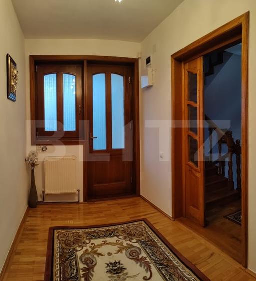 Casă individuală cu 10 camere cu Canalizare în Central