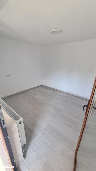 Casă cu 5 camere cu Teren 10706 Mp în Central