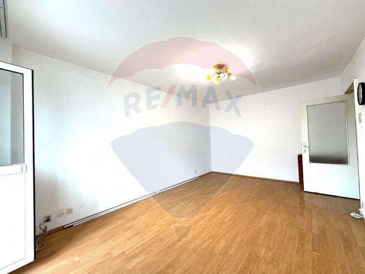 Apartament cu 3 camere decomandat în Drumul Taberei