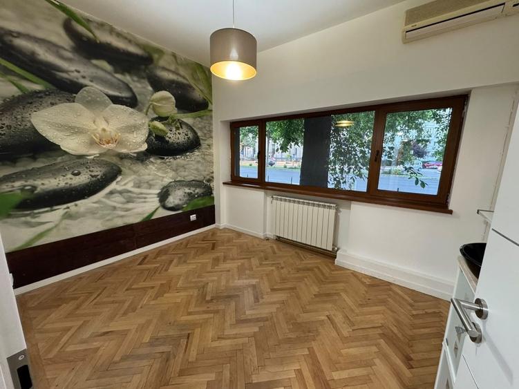 Apartament cu 3 camere semidecomandat în Victoriei