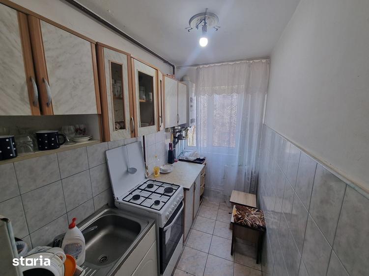 Apartament cu 3 camere semidecomandat în Km 4