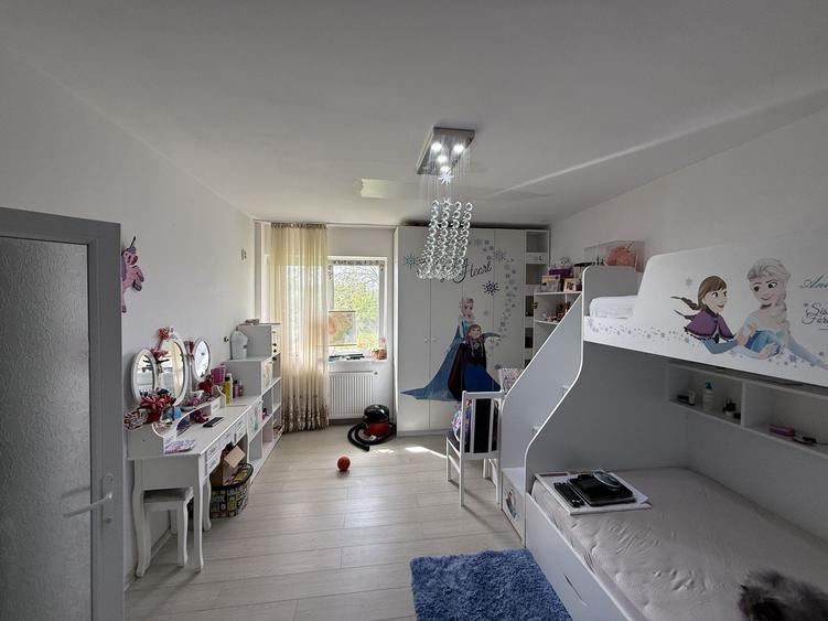 Apartament cu 3 camere decomandat în Giurgiului