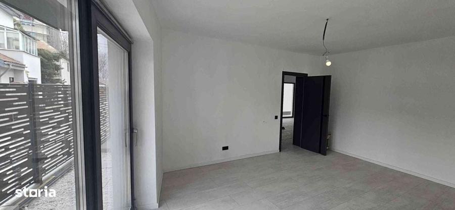Casă cu 4 camere în Tineretului