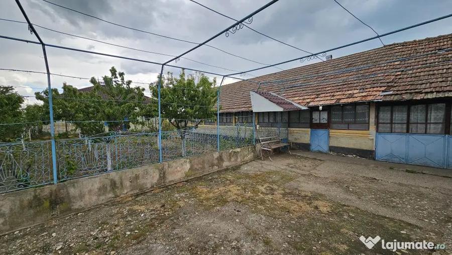 Casă cu 2 camere cu Teren 1500 Mp în Urzica