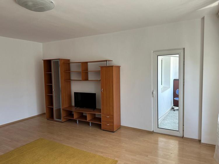 Apartament cu 3 camere decomandat, mobilat în Decebal