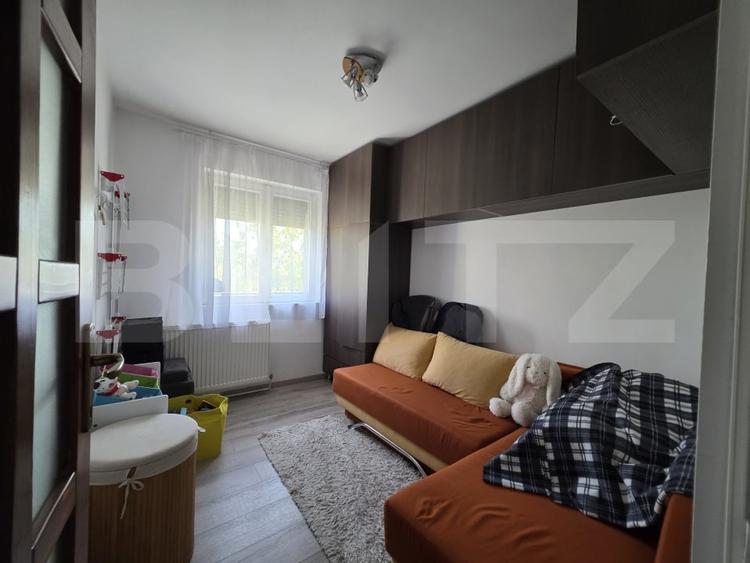 Apartament cu 3 camere semidecomandat, mobilat în Micro 14