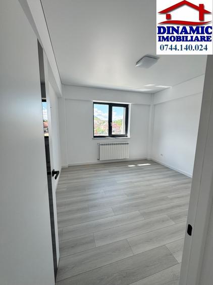 Apartament cu 3 camere semidecomandat în Calea Romanului