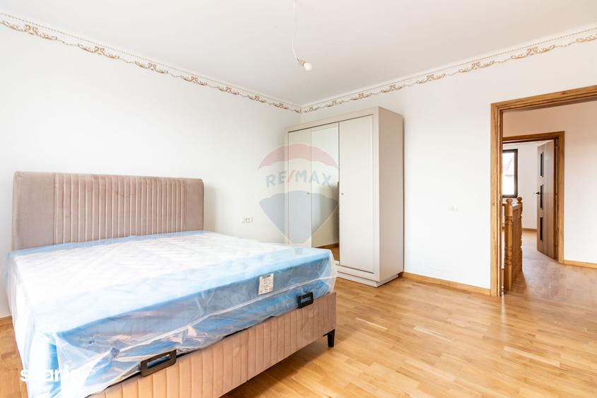 Casă cu 5 camere cu Teren 348 Mp în Central