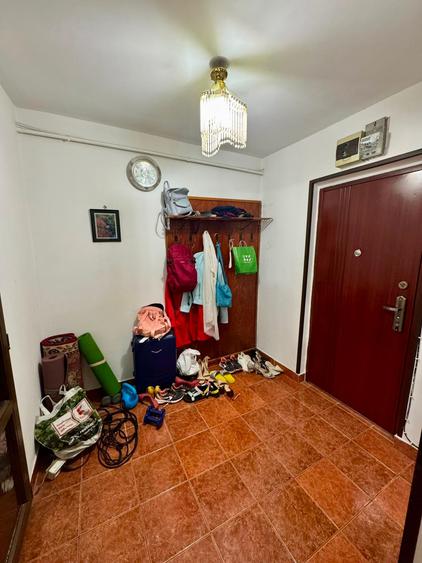 Apartament cu 2 camere semidecomandat în Podu Roș