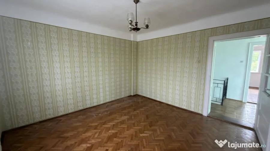 Casă cu 3 camere cu Teren 2200 Mp în Central