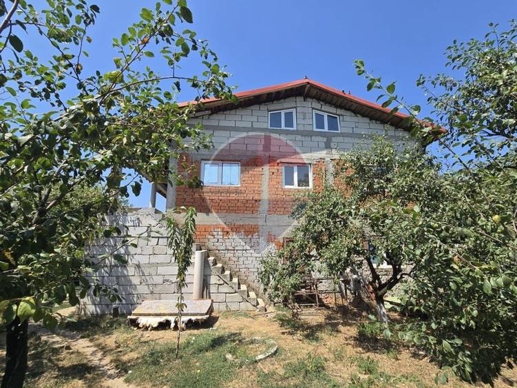 Casă individuală cu 6 camere cu Teren 2600 Mp în Bulbucata
