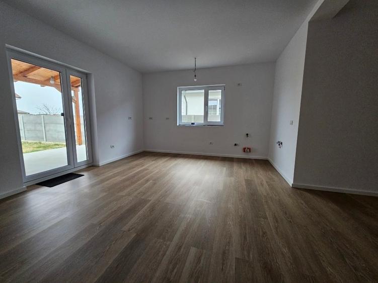 Duplex cu 3 camere cu Canalizare în Șag