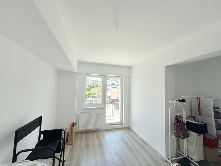 Apartament cu 3 camere semidecomandat în Brâncoveanu