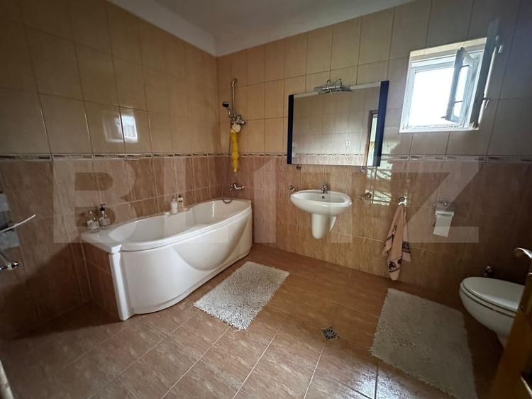 Casă individuală cu 8 camere cu Canalizare în Cetate