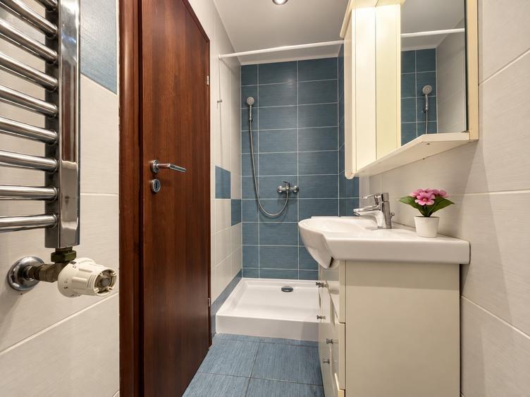 Apartament cu 3 camere decomandat, mobilat în Rahova