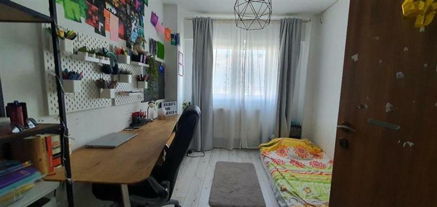 Apartament cu 3 camere semidecomandat în Dristor
