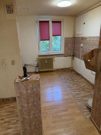 Apartament cu 3 camere semidecomandat în Berceni
