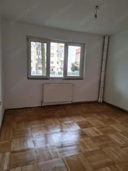 Apartament cu 3 camere semidecomandat în Boul Roșu