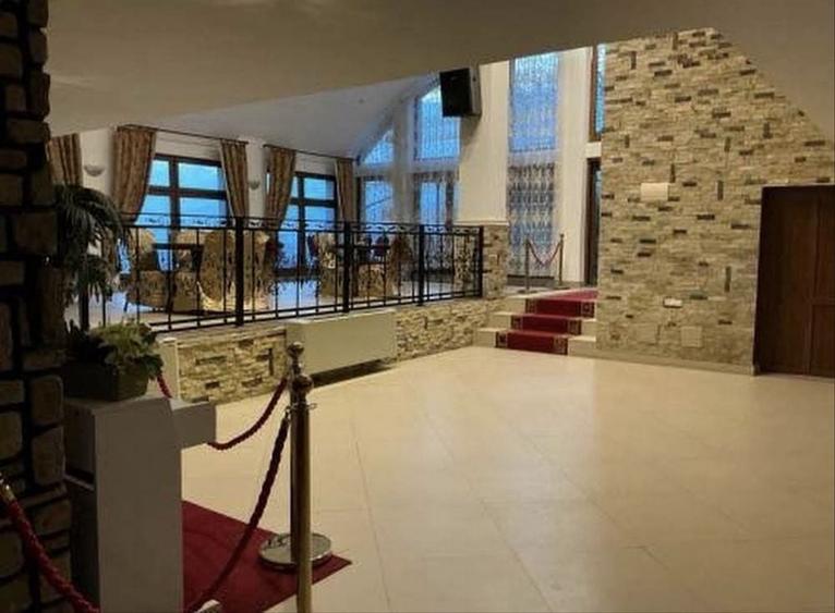 Casă cu 8 camere cu Teren 220 Mp în Central
