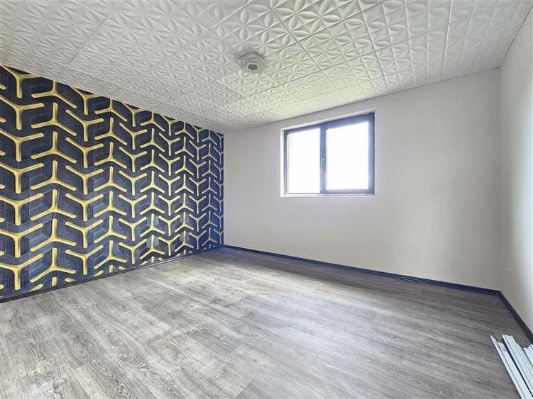 Casă individuală cu 6 camere cu Teren 887 Mp în Est