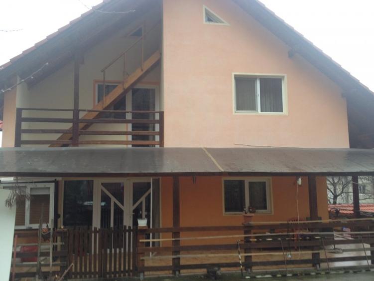 Casă cu 4 camere cu Teren 1300 Mp în Vlădesti