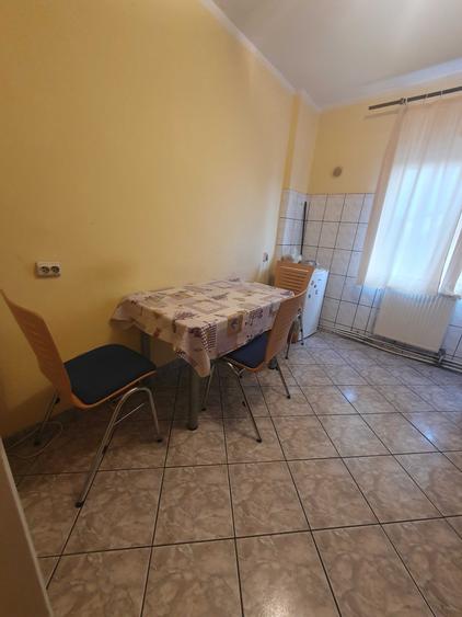 Apartament cu 3 camere decomandat în Cetate