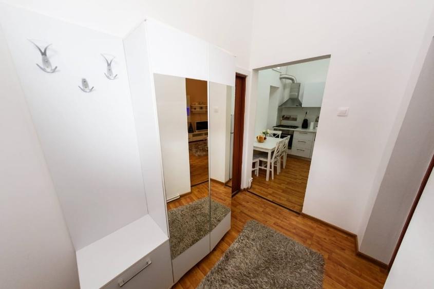 Apartament cu 3 camere decomandat, mobilat în Central