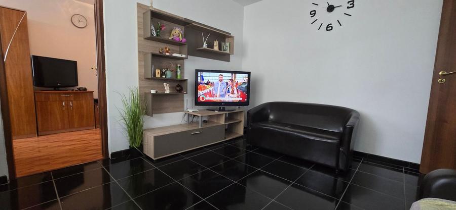 Apartament cu 3 camere semidecomandat, mobilat în Micro 5