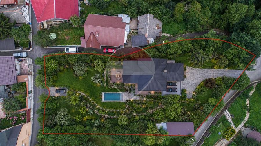 Casă individuală cu 3 camere cu Teren 1498 Mp în Schei