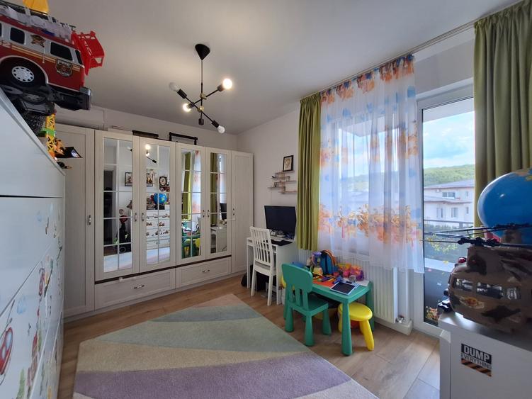 Apartament cu 3 camere semidecomandat, mobilat în Florești