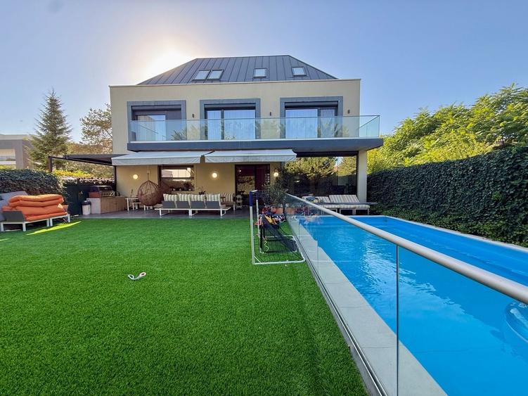 Casă individuală cu 7 camere cu Piscina în Iancu Nicolae