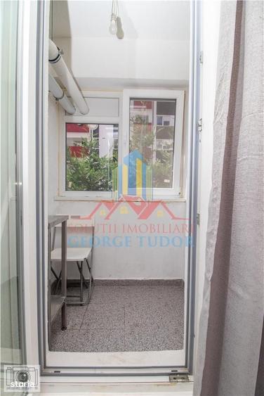 Garsonieră decomandată în Roșu