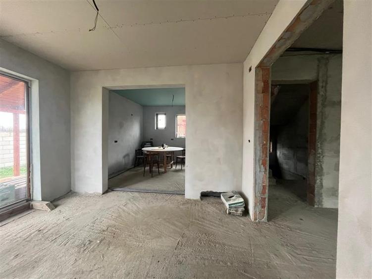 Casă cu 6 camere cu Canalizare în Coșteiu