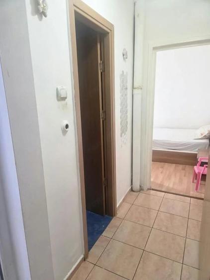 Apartament cu 3 camere semidecomandat în Filiași